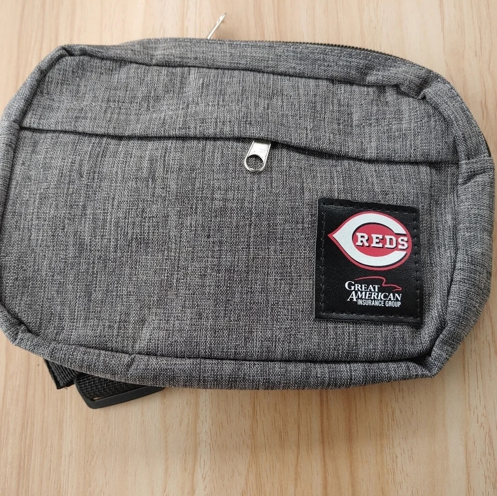 Cincinnati Reds MLB Great American Insurance Group Zip-Up Toiletry Fanny Pack - Picture 1 of 6